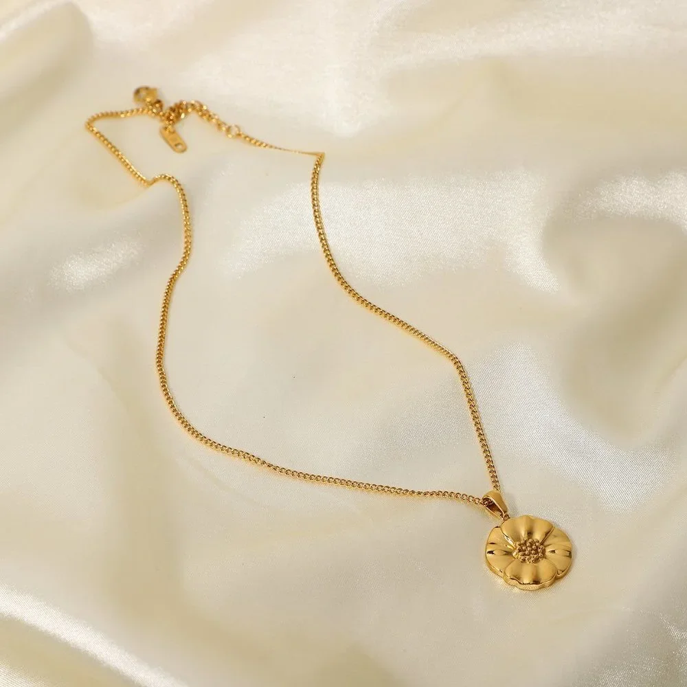 Daisy Necklace - Picture 4 of 7